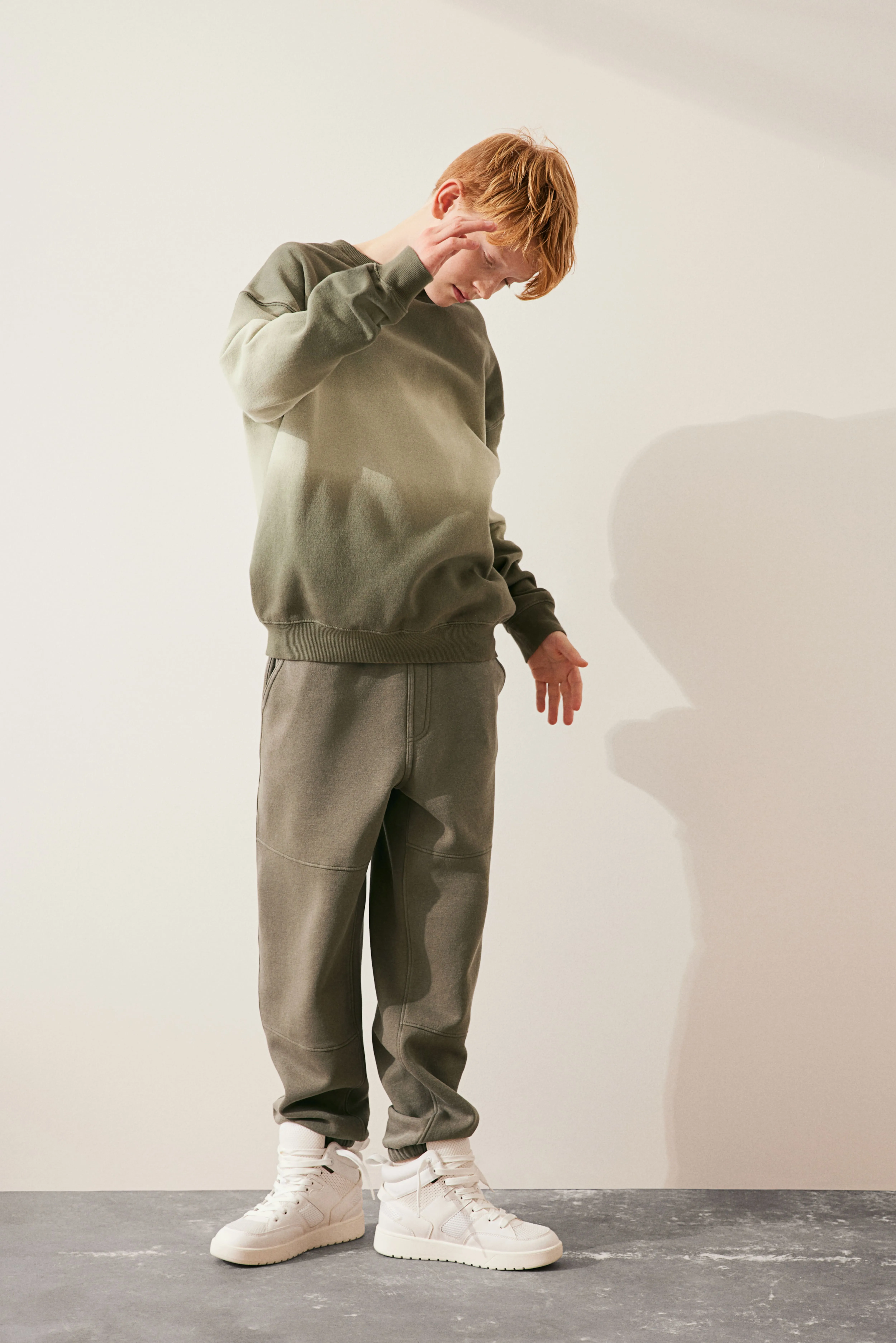 Carpenter joggers - Regular waist - Long - Washed khaki green - Kids | H&M GB