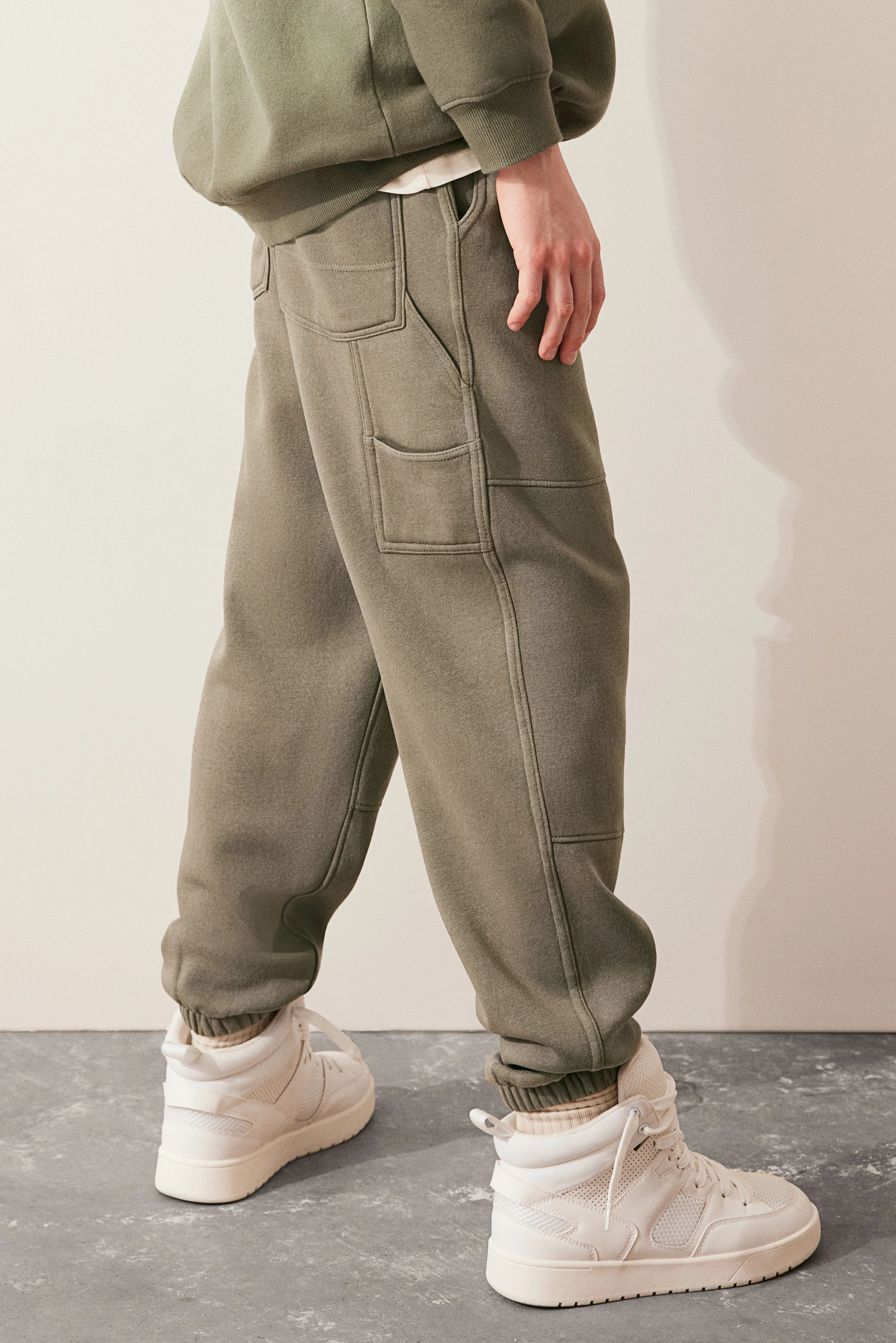 Carpenter joggers - Regular waist - Long - Washed khaki green - Kids | H&M GB