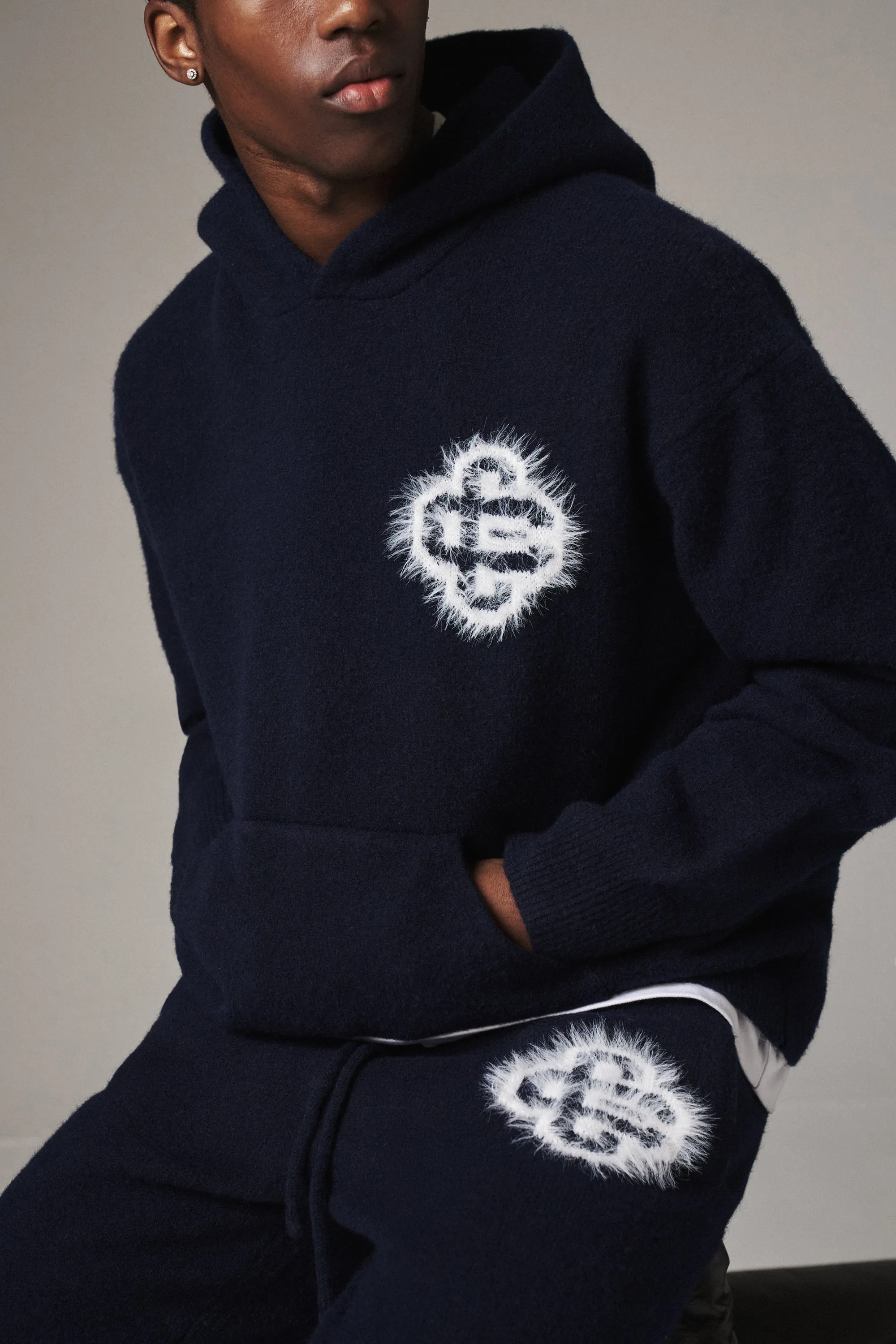 FLUFFY EMBLEM KNITTED JOGGERS - NAVY